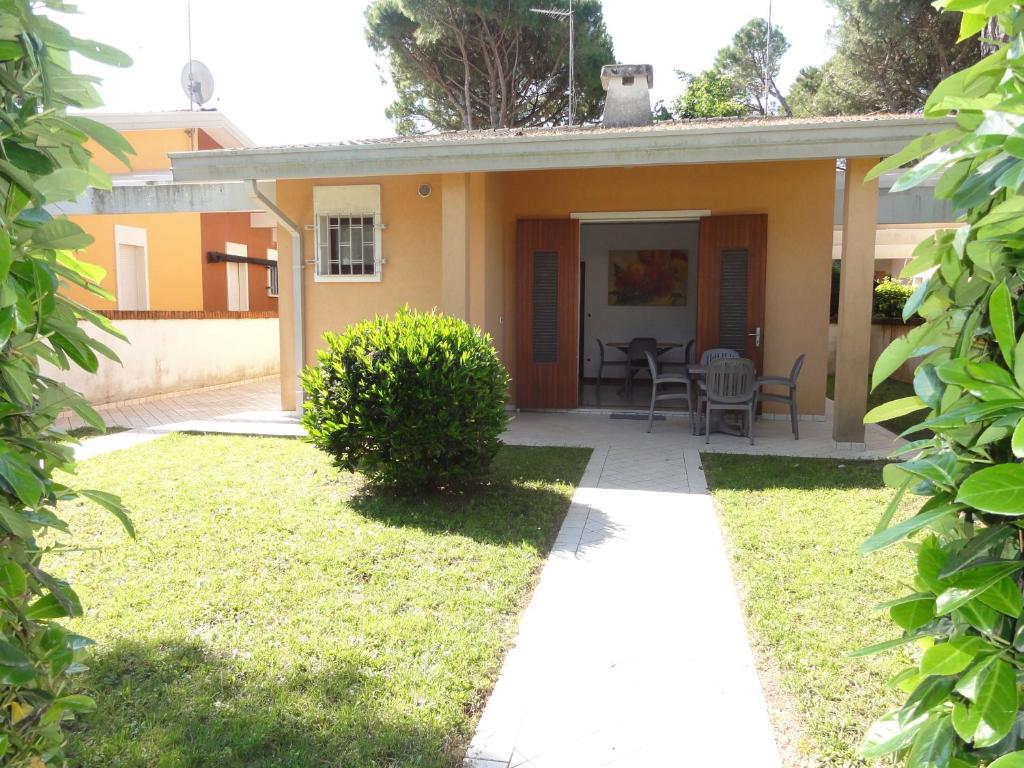 a house with a garden and a patio at Villa Agavi 2 in Bibione
