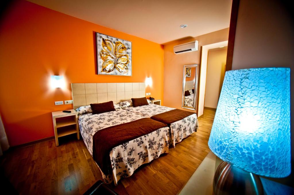 Postel nebo postele na pokoji v ubytování Hotel Condes de Castilla
