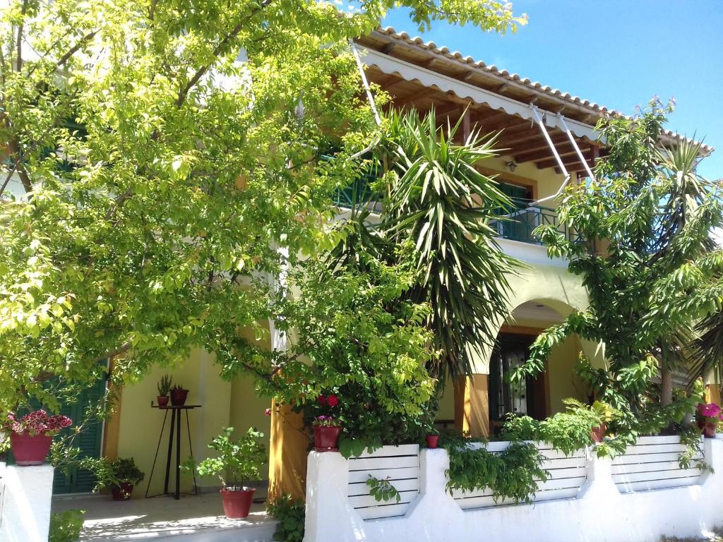 una casa con árboles y plantas delante de ella en Lenia Studios, en Kalamitsi