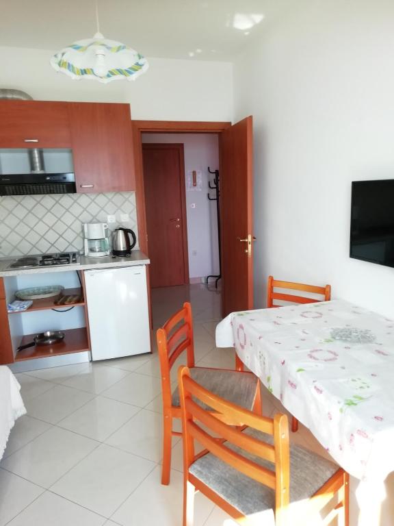 Kuchyň nebo kuchyňský kout v ubytování Villa Kubo