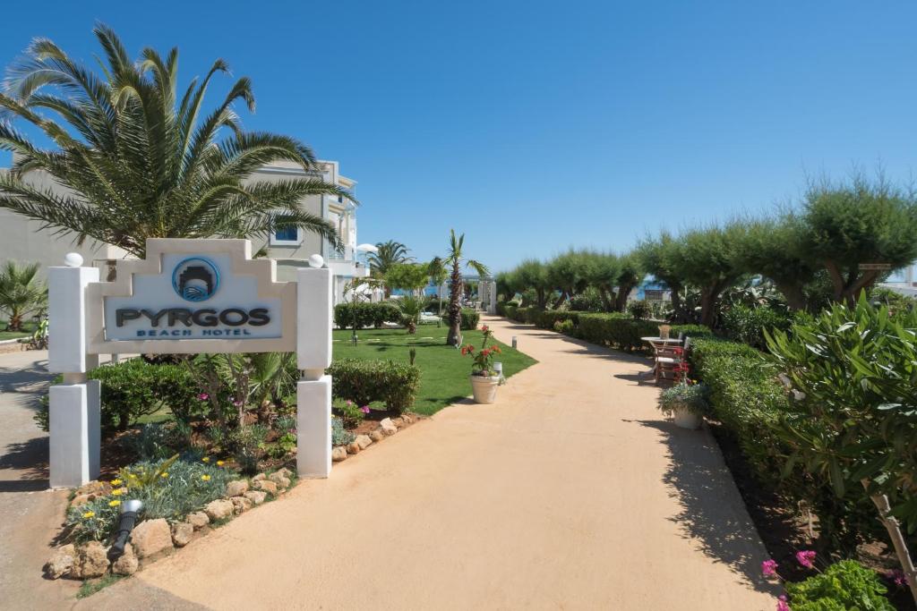 Zahrada ubytování Pyrgos Beach Hotel Apartments