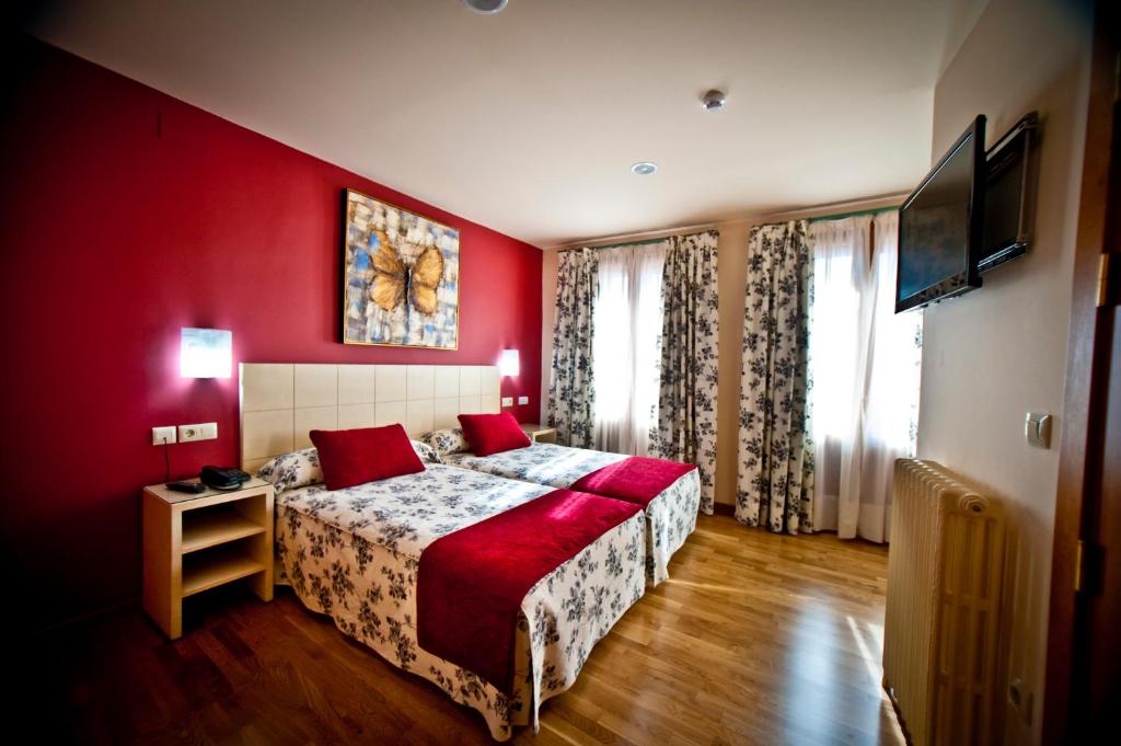 Postel nebo postele na pokoji v ubytování Hotel Condes de Castilla
