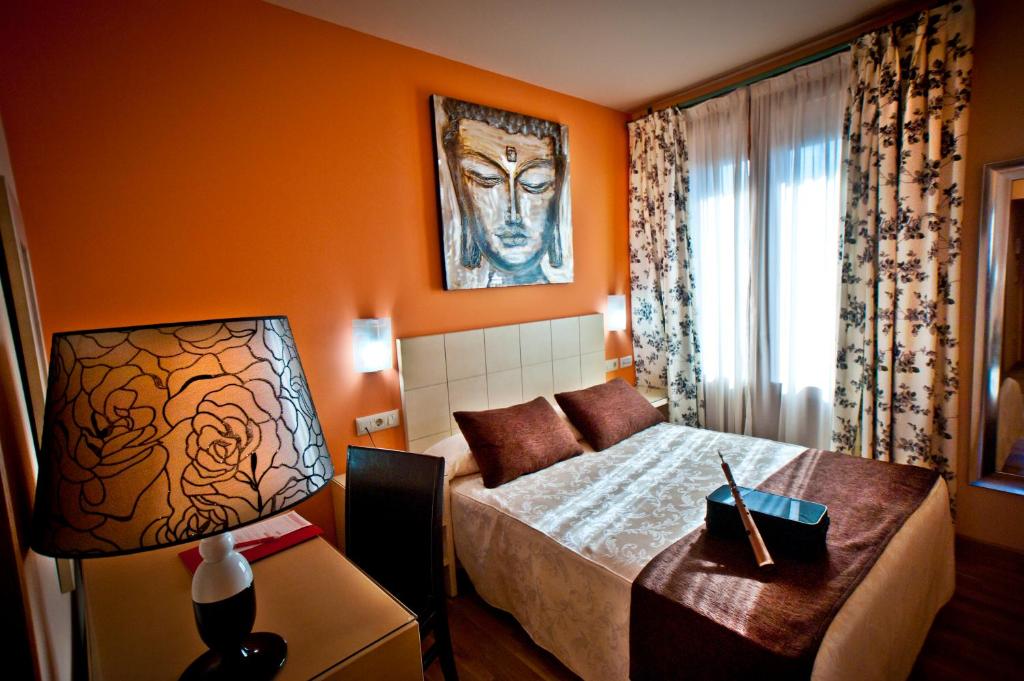 Postel nebo postele na pokoji v ubytování Hotel Condes de Castilla