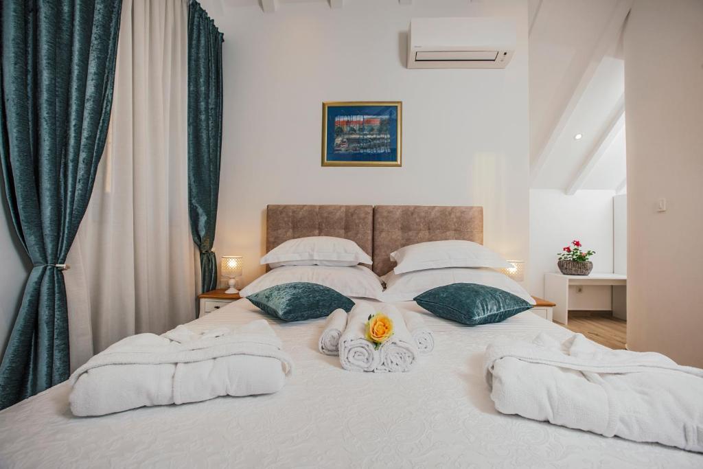 Postel nebo postele na pokoji v ubytování Heritage Hotel Dea Hvar