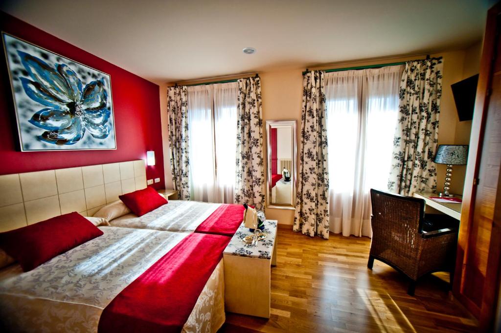 Postel nebo postele na pokoji v ubytování Hotel Condes de Castilla