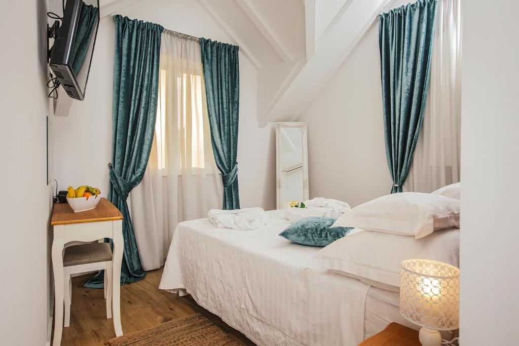 Postel nebo postele na pokoji v ubytování Heritage Hotel Dea Hvar
