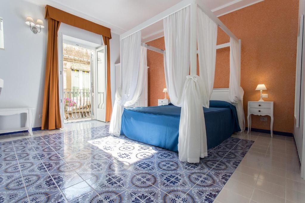 Postel nebo postele na pokoji v ubytování Odysseus Hotel