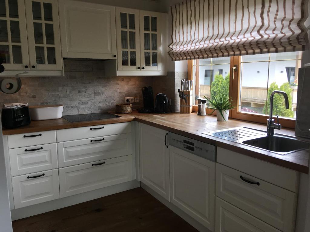 Kuchyň nebo kuchyňský kout v ubytování Apartment Hahnenkammblick
