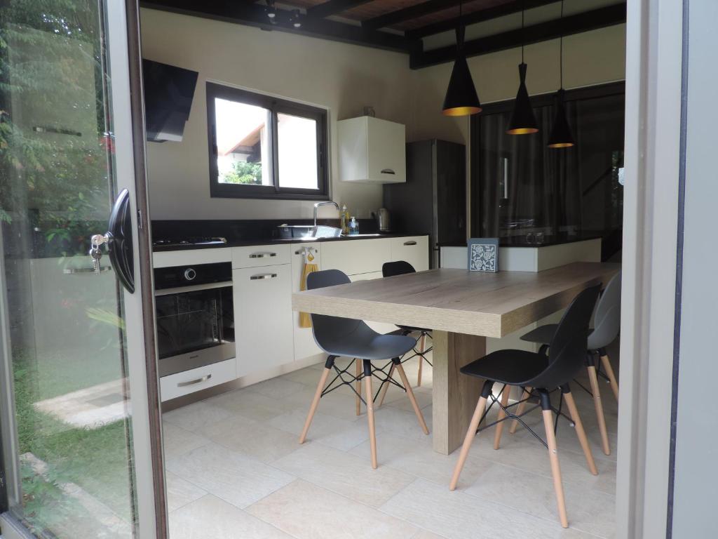 Kuchyň nebo kuchyňský kout v ubytování Luxury Cosy Guesthouse