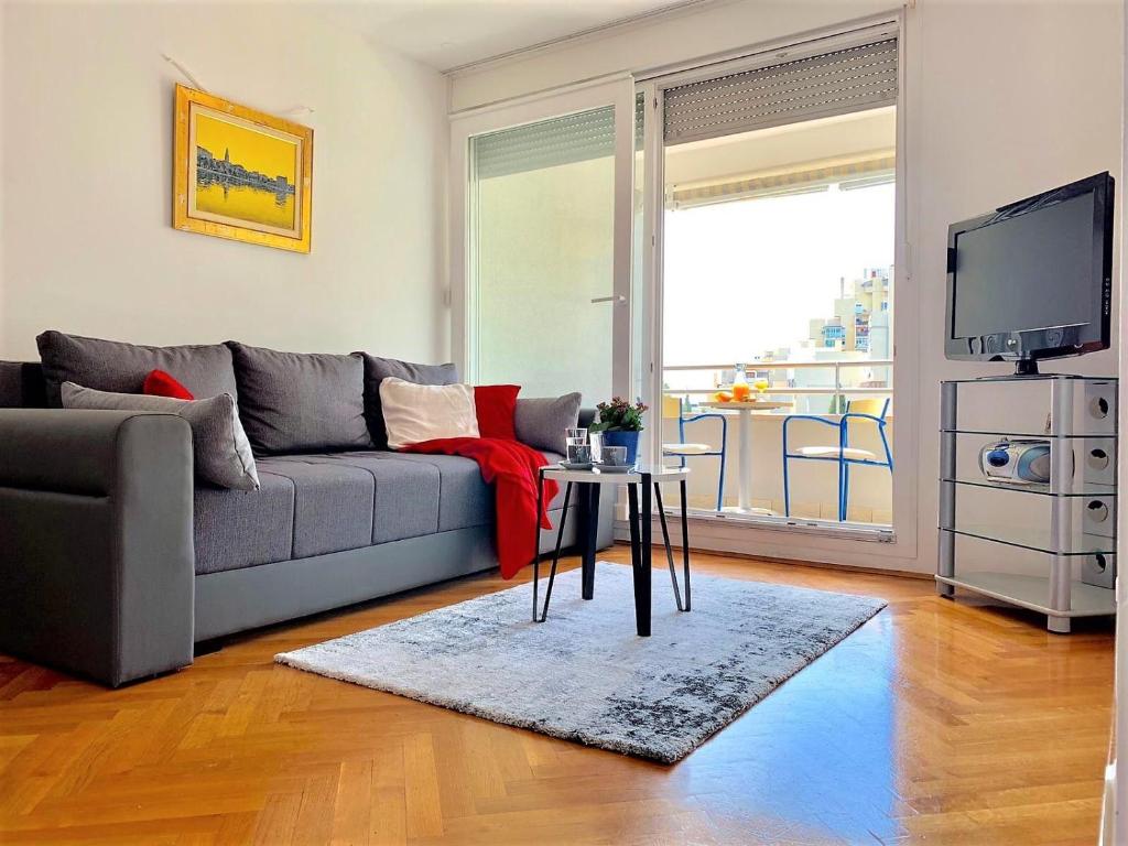 ein Wohnzimmer mit einem Sofa und einem Tisch in der Unterkunft Sea Star in Split
