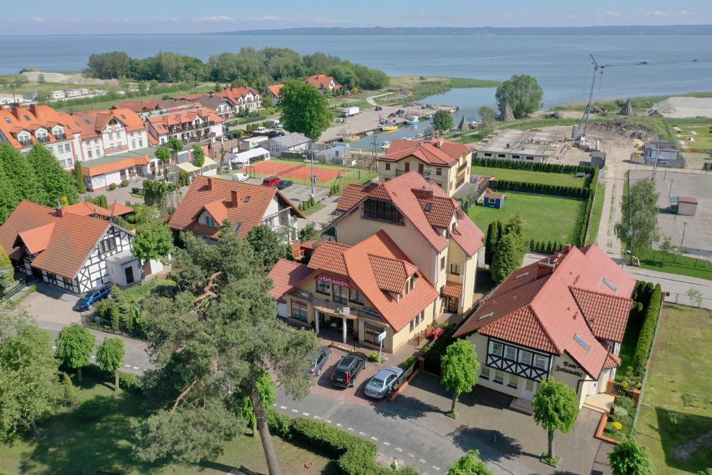 una vista aérea de un suburbio residencial con casas en Aleksandra, en Krynica Morska