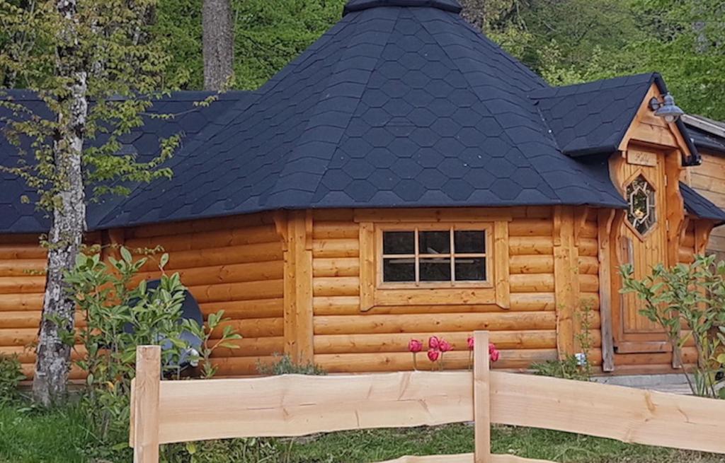 une cabane en rondins avec un toit noir dans l'établissement NatureZenKota, à Mittlach