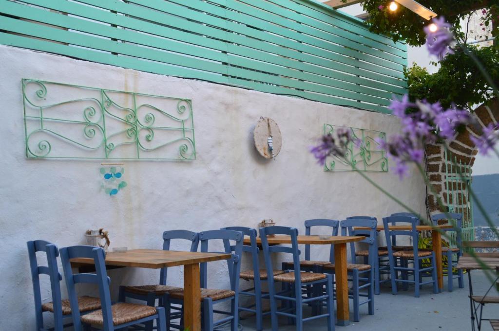Galanopetra RHODES GREECE tesisinde bir restoran veya yemek mekanı