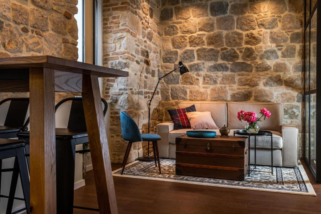 - un salon avec un canapé et une table dans l'établissement Luxury Residence Mareta, à Split