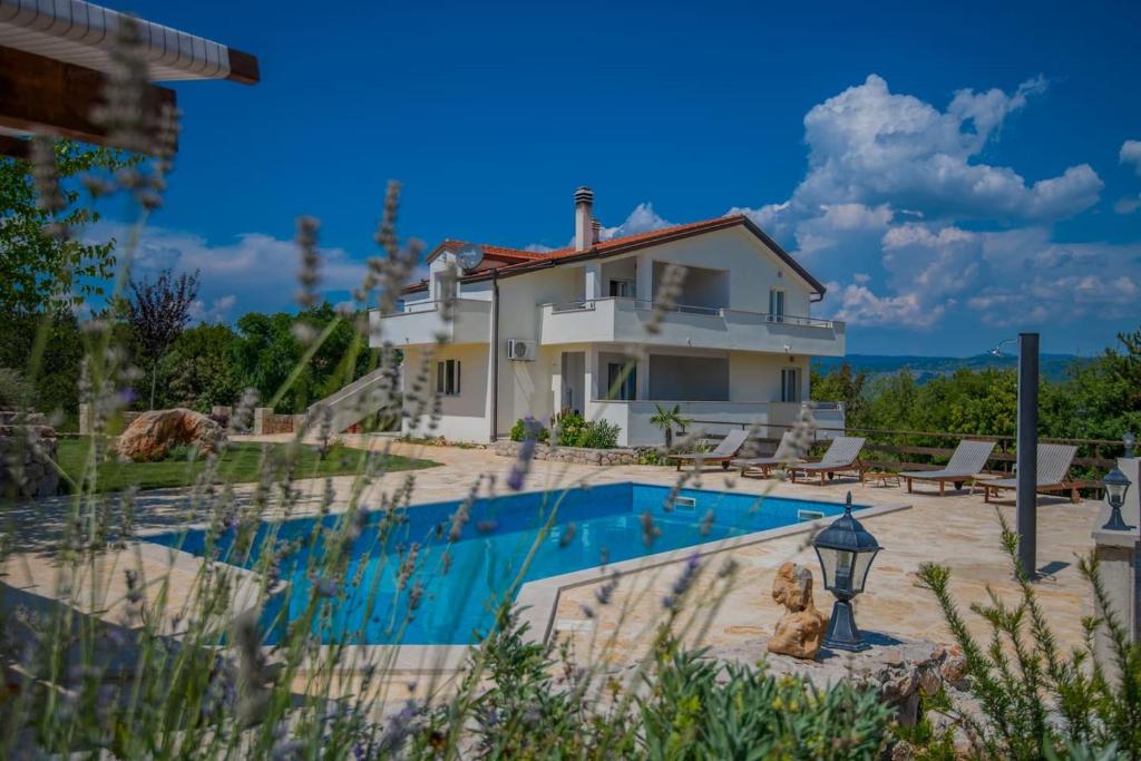 een villa met een zwembad en een huis bij Villa Iva Grubine - near Makarska (Split County) in Grubine