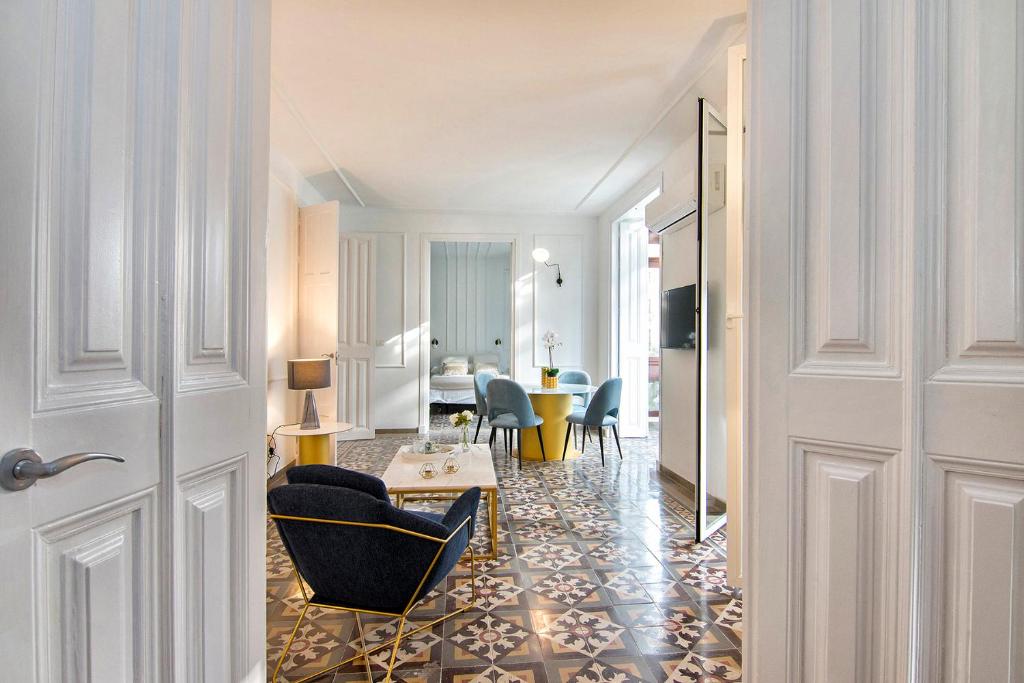 pasillo con sala de estar con mesa y sillas en Gran Vía Luxury 3BR, en Granada
