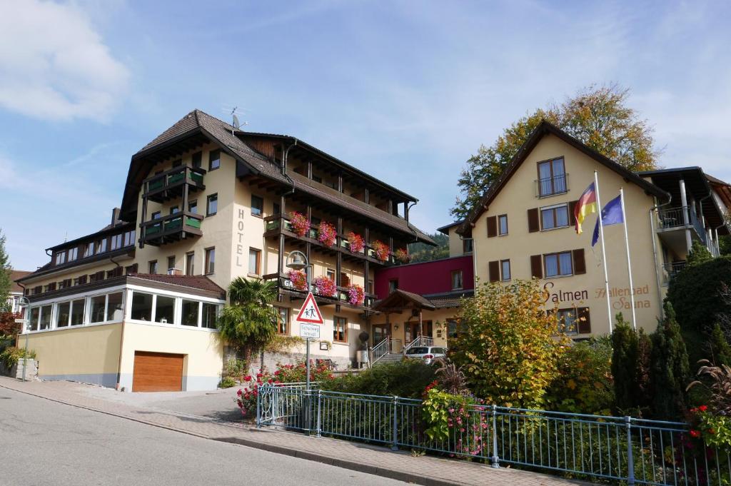 un edificio con balcones al lado de una calle en Landhotel Salmen, en Oberkirch