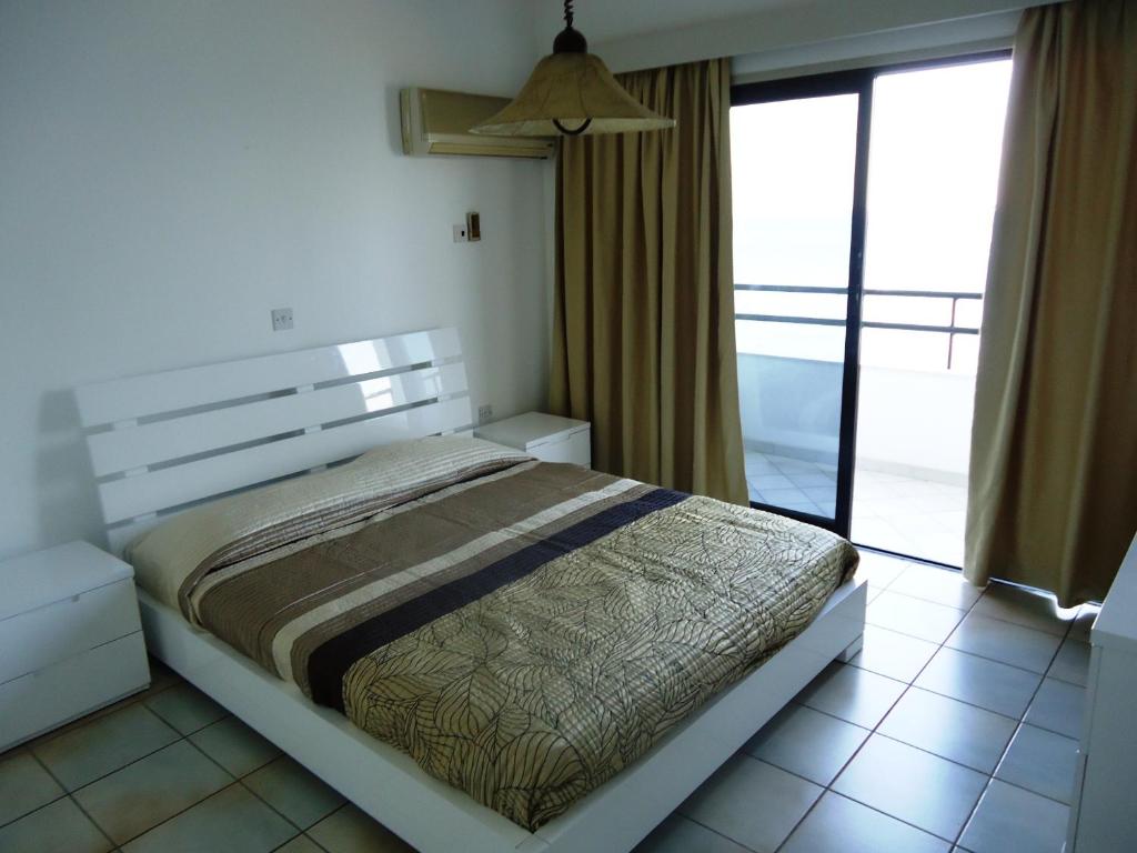 Giường trong phòng chung tại Krasas Beach Apartments