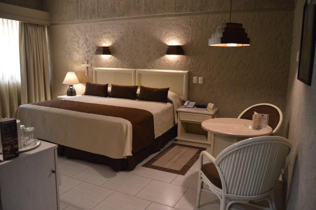 Postel nebo postele na pokoji v ubytování Hotel Layfer del Centro, Córdoba, Ver