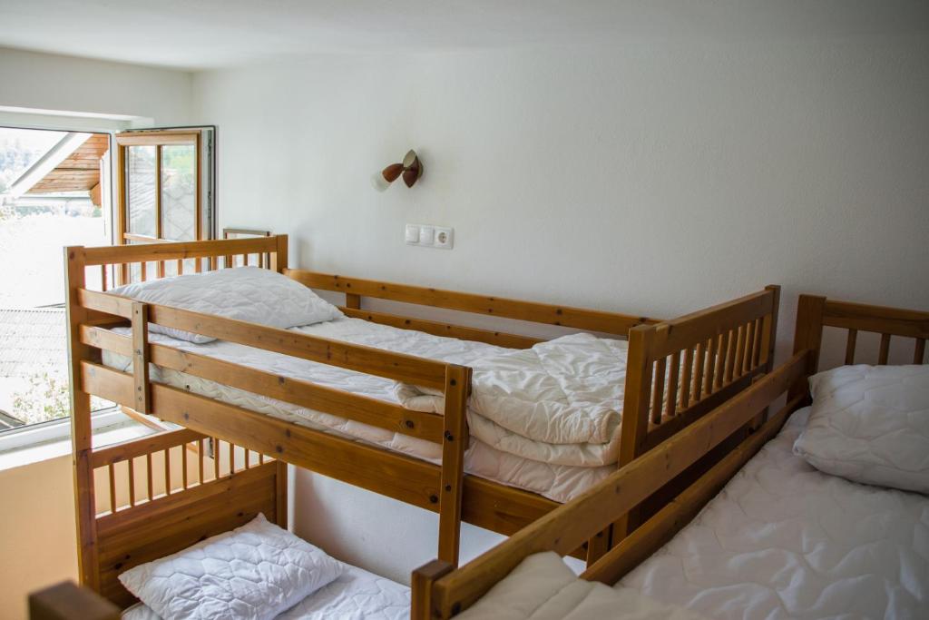 Voodi või voodid majutusasutuse Travellers' Haven Hostel toas