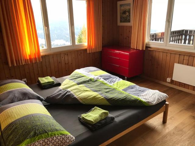 Postel nebo postele na pokoji v ubytování Chalet Casa Cresta - Top of Lenzerheide - bis 8 Personen
