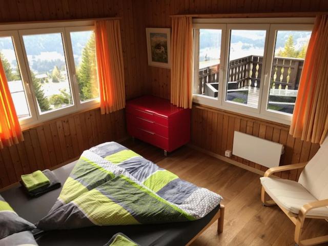 Postel nebo postele na pokoji v ubytování Chalet Casa Cresta - Top of Lenzerheide - bis 8 Personen