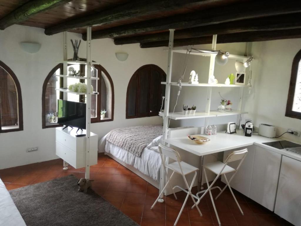 Minivilla a Viterbo a 5 minuti dal centro في فِتيربو: غرفة نوم بسرير ومكتب وطاولة