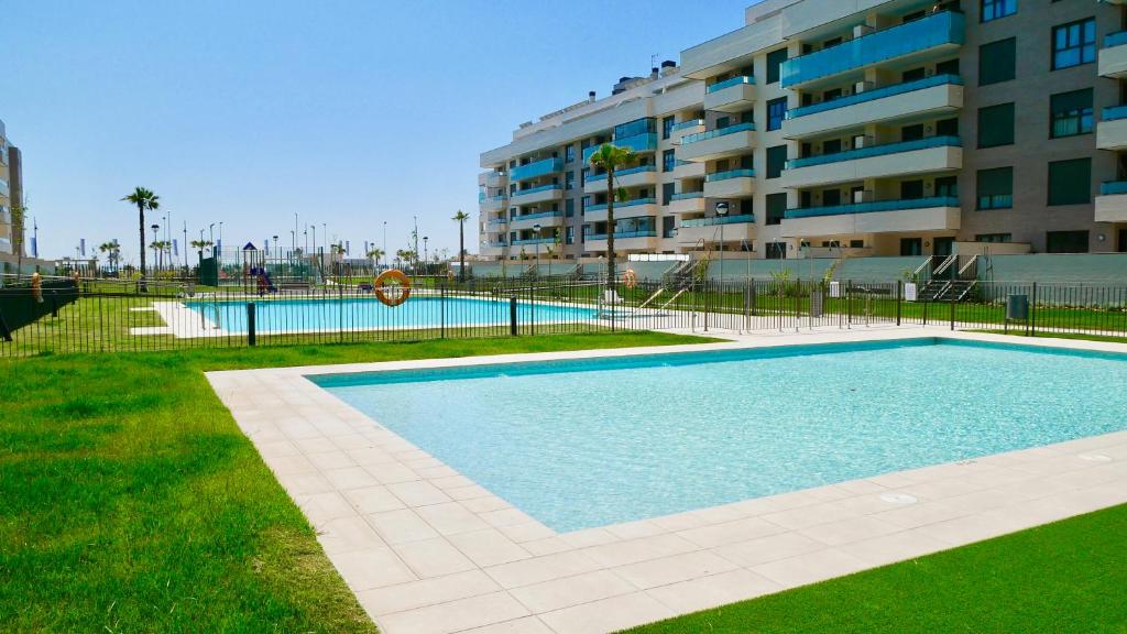 een zwembad voor een appartementencomplex bij Playa Los Álamos, descanso y ocio en Torremolinos in Torremolinos