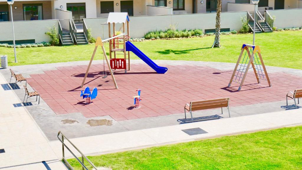 Детская игровая зона в Playa Los Álamos, descanso y ocio en Torremolinos