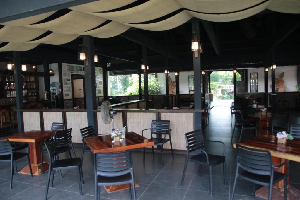 Restaurace v ubytování Calape Forest Resort