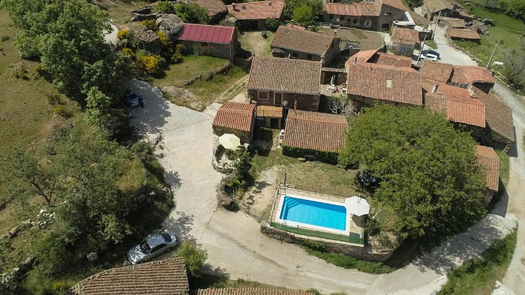 una vista aérea de una casa con piscina en Casas Rurales Gredos La Higuera Y El Nogal en La Aldehuela