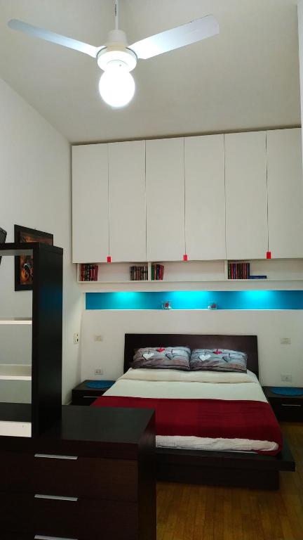een slaapkamer met een bed en witte kasten bij Coral & Turquoise in Pozzuoli