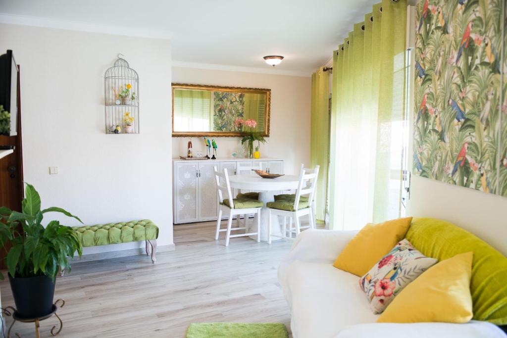 sala de estar con sofá blanco y mesa en Green house - Sea view, en Sesimbra