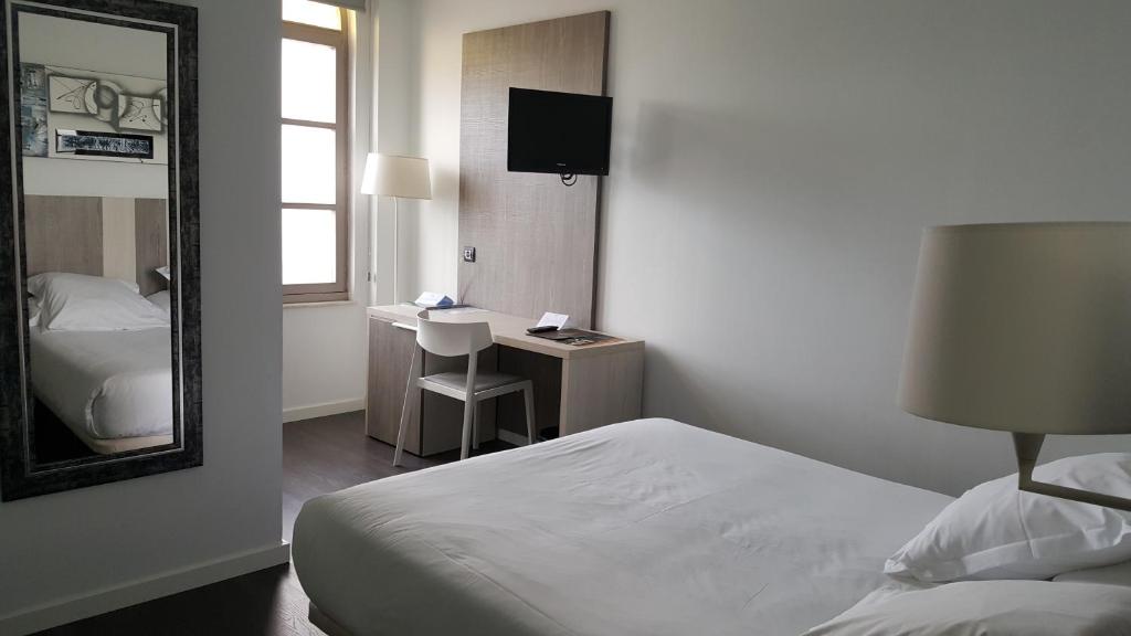 A bed or beds in a room at Hotel La Palma de Llanes