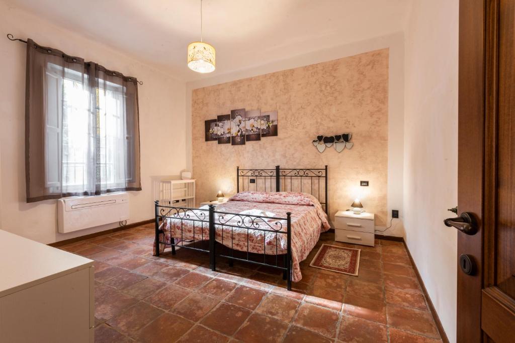 Schlafzimmer mit einem Bett und einem Fenster in der Unterkunft Conce Apartment in Pisa