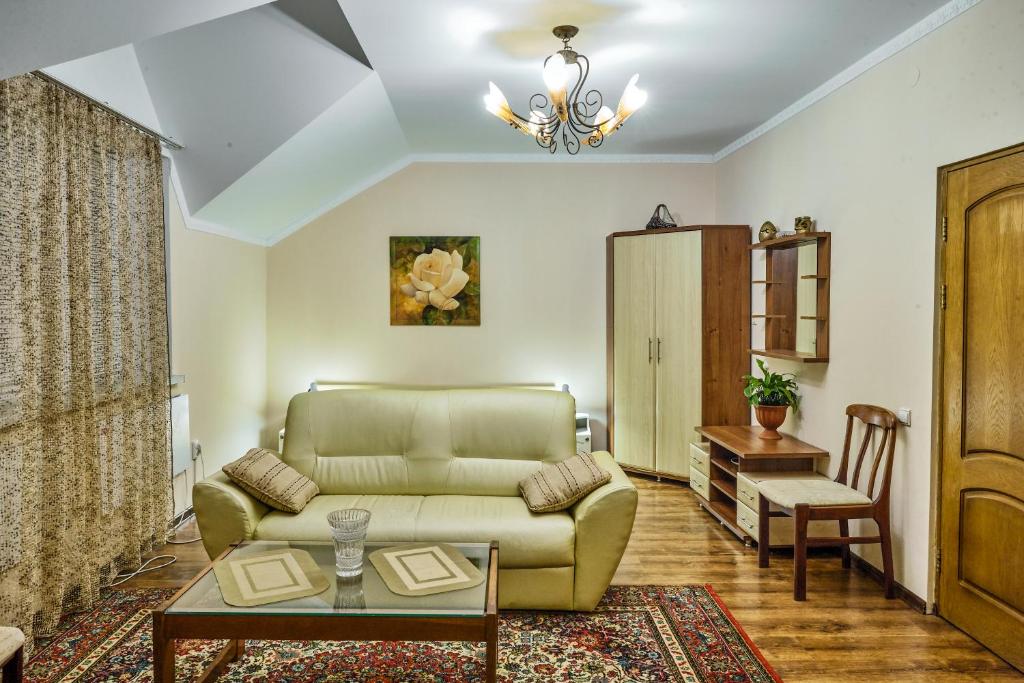 uma sala de estar com um sofá e uma mesa em Апартаменты / Mieszkania / Apartments Svitlana em Truskavets