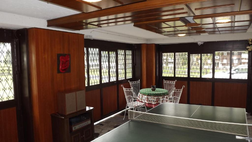 Stolní tenis v ubytování Chalet del frassino nebo okolí