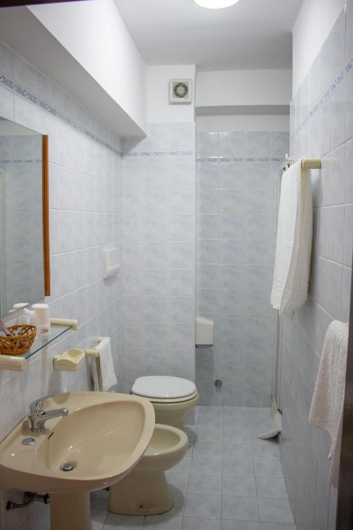 A bathroom at Hotel Apeneste