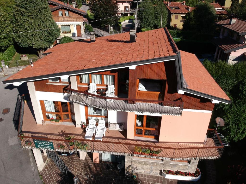 una vista aérea de una casa con techo en B&B dei Laghi, en Magreglio