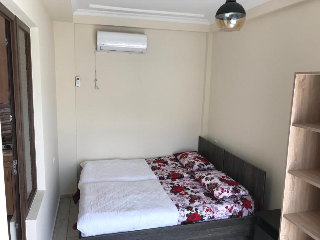 Postel nebo postele na pokoji v ubytování Kobuleti Guest House chexov 24