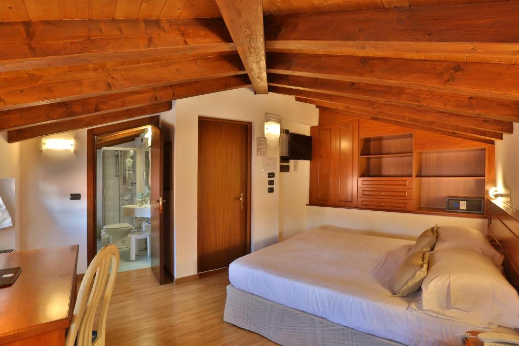 Postel nebo postele na pokoji v ubytování Hotel James Joyce