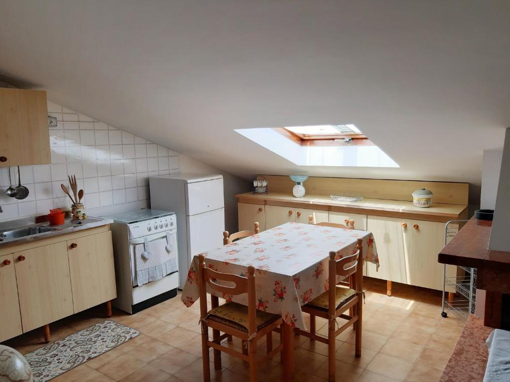 Virtuvė arba virtuvėlė apgyvendinimo įstaigoje Una mansarda al mare