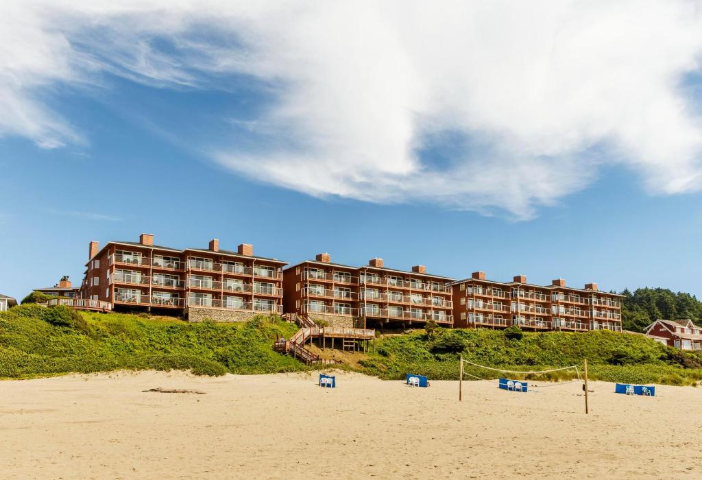 un hotel en la cima de una colina junto a una playa en Hallmark Resort in Cannon Beach en Cannon Beach