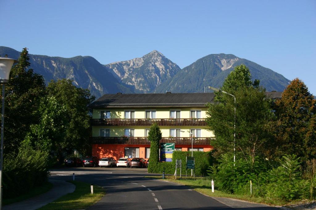 Nespecifikovaný výhled na hory nebo výhled na hory při pohledu z hotelu