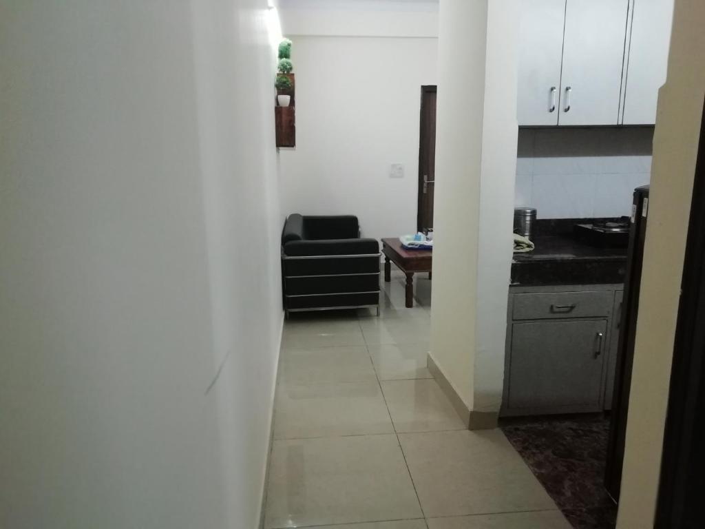 Kuchyň nebo kuchyňský kout v ubytování The Raveesh E24 - 2BHK Serviced Apartment