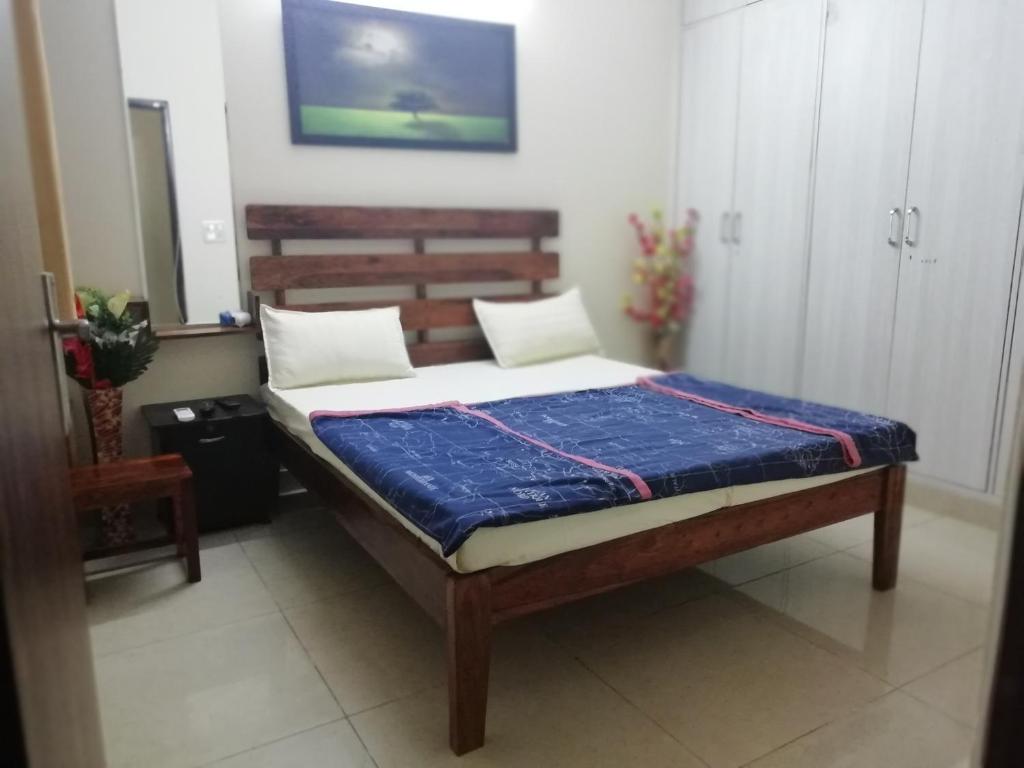 Postel nebo postele na pokoji v ubytování The Raveesh E24 - 2BHK Serviced Apartment