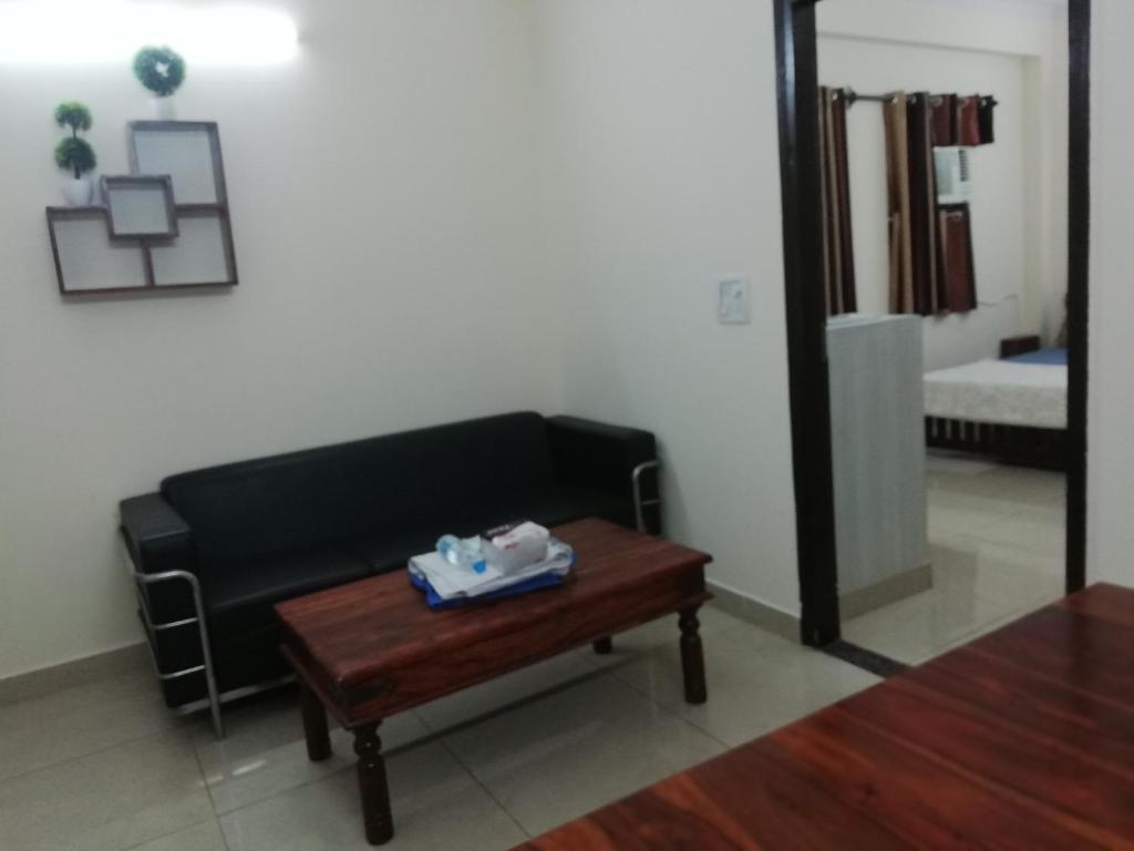 Postel nebo postele na pokoji v ubytování The Raveesh E24 - 2BHK Serviced Apartment