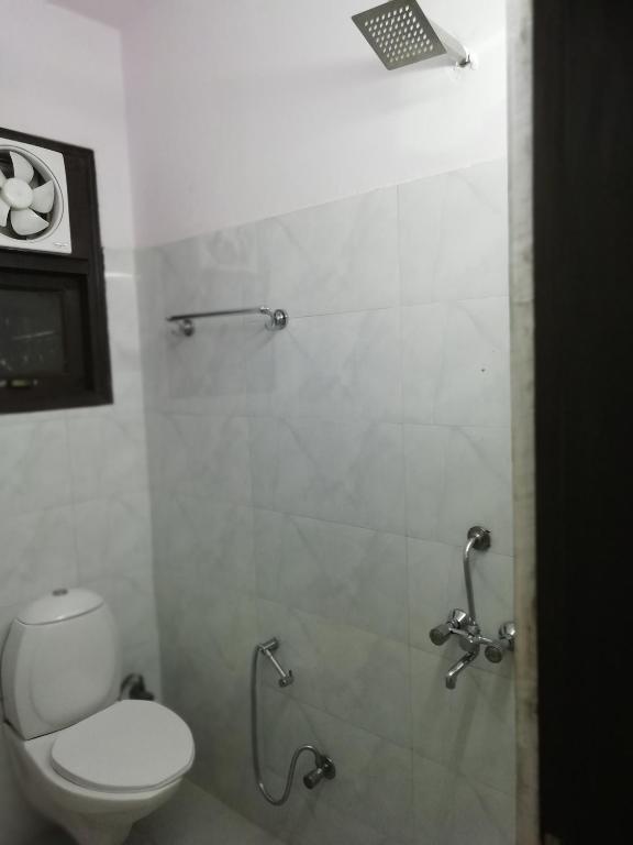 Koupelna v ubytování The Raveesh E24 - 2BHK Serviced Apartment