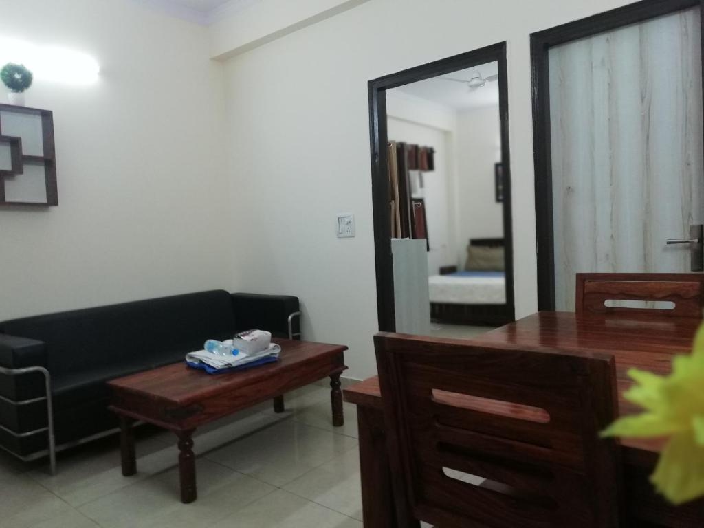 Postel nebo postele na pokoji v ubytování The Raveesh E24 - 2BHK Serviced Apartment