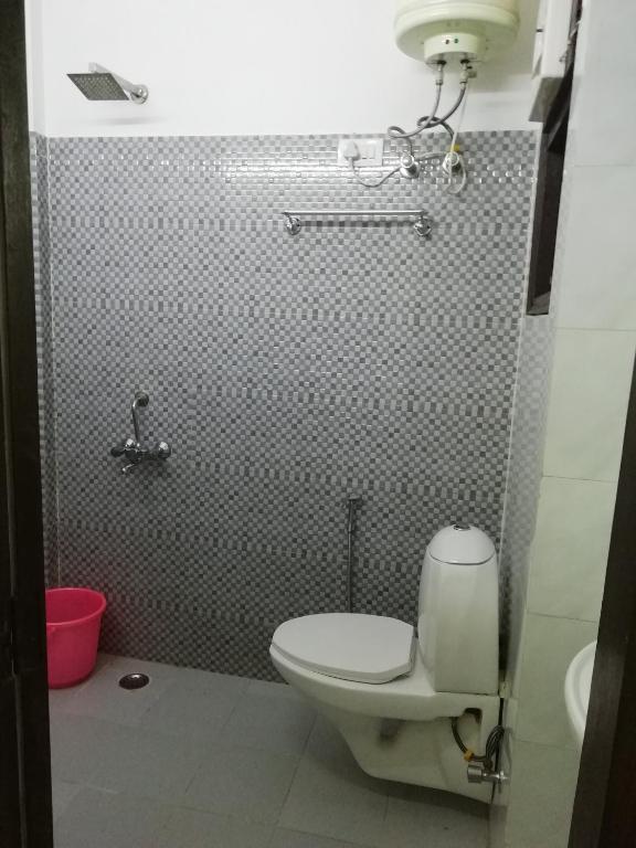 Koupelna v ubytování The Raveesh E24 - 2BHK Serviced Apartment